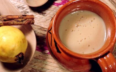 Atole de guayaba con masa, la bebida que no puede faltar para la ofrenda de Día de Muertos