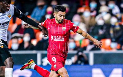 “Tecatito” debuta con Sevilla y empata a un gol con Valencia