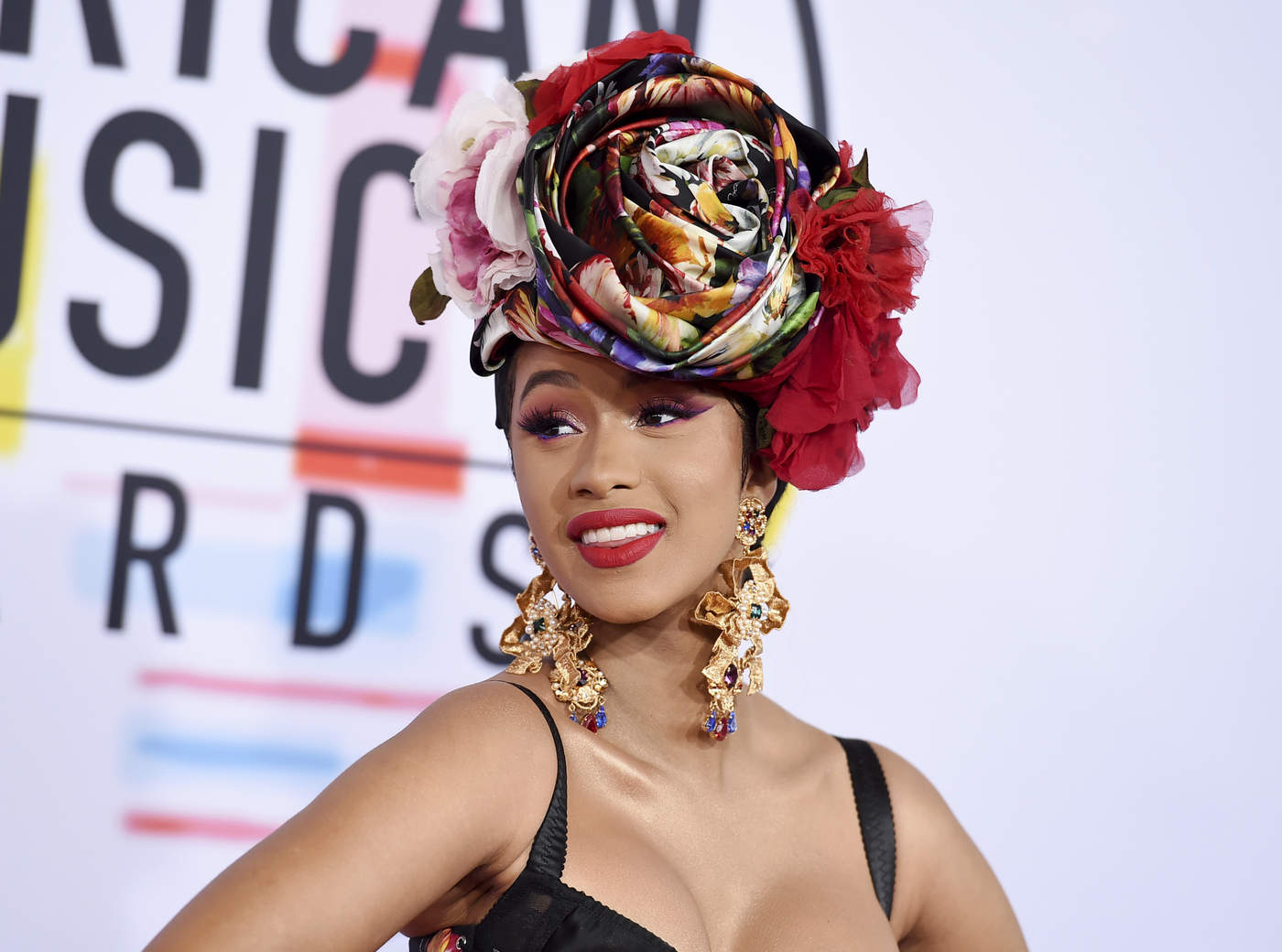 Cardi B Será Investigada Por La Policía Tras Lanzar Micrófono A ...