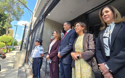 Segob pide calma a los trabajadores del INAI tras reunión con comisionados