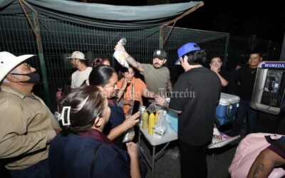 Los Dos Carnales llevan alegría y comida al Hospital General