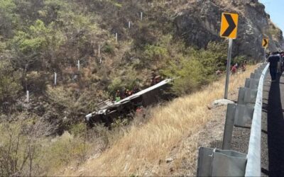 Accidentes en carreteras en Oaxaca y Durango dejan 32 muertos