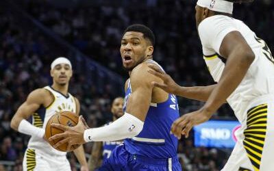 Milwaukee Bucks toman gran ventaja y luego se aferran para vencer