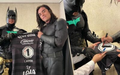 Acevedo regala su jersey a Batman lagunero y también se disfraza de Bruce Wayne