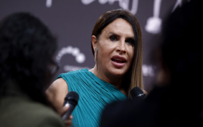 Karla Sofía Gascón bromea en Premios Platino