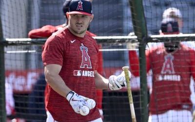Trout va la lista de lesionados por una contusión ósea en la rodilla