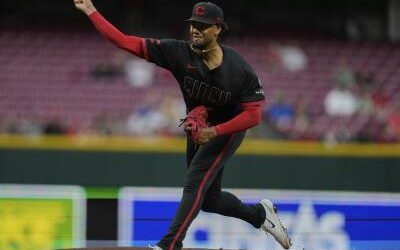 Hunter Greene poncha a 12 y Rojos derrotan 6-1 a Nacionales