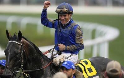 Multado jinete por excederse en golpes a caballo en Kentucky derby