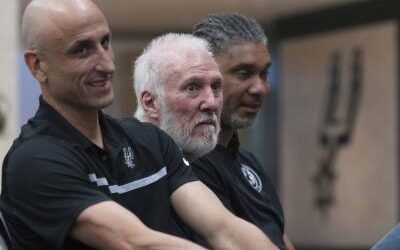 Gregg Popovich reaparece en presentación de entrenador de Spurs