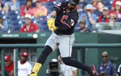 MLB: Carlos Santana pega jonrón de tres carreras, ayuda a Cleveland