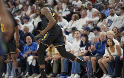Warriors vencen a Wolves pese a salida de Curry por lesión en muslo