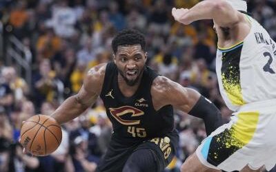 Donovan Mitchell en duda después de sufrir esguince en tobillo