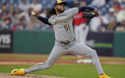 MLB: Freddy Peralta, llegó a mil ponches en menos innings