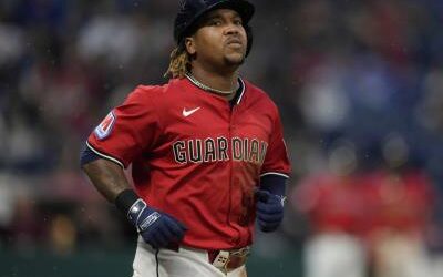 José Ramírez se estafa tres bases y Guardians vencen a Cerveceros
