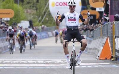 Ayuso gana etapa tras batalla con Del Toro y Bernal: Roglic es líder