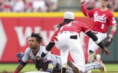 Benson y Hinds pegan jonrones; Rojos ganan su 3er juego seguido