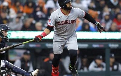 Carlos Santana conecto doble y ayuda a Guardianes en el triunfo