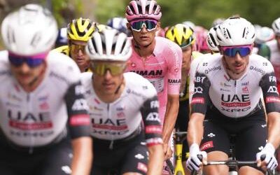 Isaac Del Toro defiende la maglia rosa en el Giro de Italia