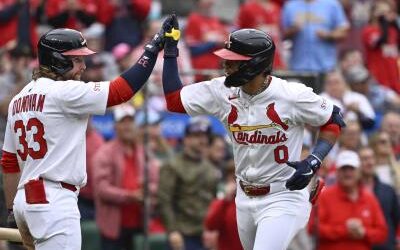 Masyn Winn conecta cuadrangular y Cardenales vencen a Arizona
