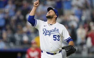 MLB:  Carlos Estévez salva su juego 15 en 17 intentos