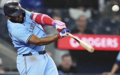Guerrero Jr. se sumó a la fiesta jonronera y Toronto aplastó