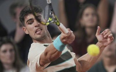 Campeón defensor Carlos Alcaraz avanza en Roland Garros