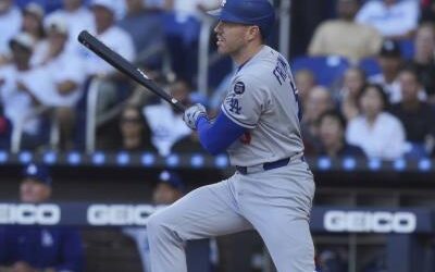 Triple de Freeman ayuda a Dodgers a vencer a Marlins por 10-1