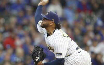 Freddy Peralta evita que Cerveceros sean barridos por los Cachorros
