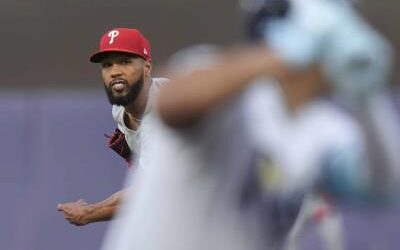 MLB; Cristopher Sánchez le gana duelo  a Eward Cabrera