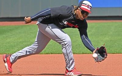 Ramírez y Guerrero Jr. abandonaron un tenso partido tras ser golpeados