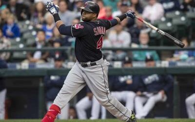 Carlos Santana festeja sus 15 años en la MLB con un grand slam