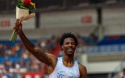 Chris Robinson gana carrera pese a sufrir rotura de vestuario