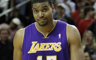 Andrew Bynum, solo jugaba en la NBA por los millones