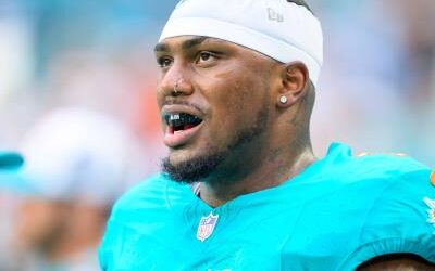 El dominicano Bayron Matos, de Dolphins, es llevado al hospital