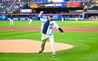 Doctor Ramón Tallaj lanza primera bola en Citi Field