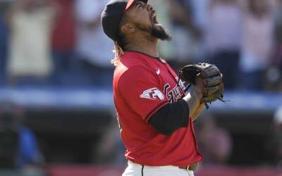 Emmanuel Clase fuera de MLB por investigación de apuestas