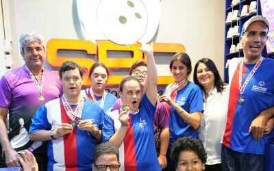 Pareja Abud gana boliche de atletas especiales dedicado a los padres