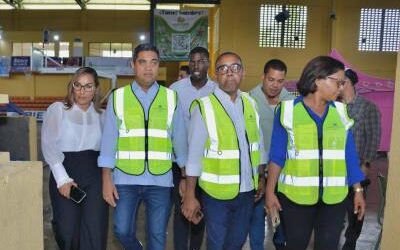 Ministro de Deportes recorre obras deportivas en Monte Plata