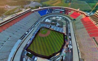 La MLB tiene todo listo para el partido en la pista de NASCAR