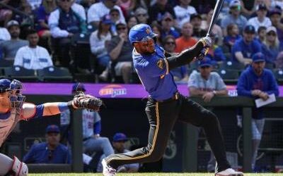 Víctor Robles, expulsado por lanzar bate al pitcher tras ser golpeado