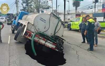 Socavón se abre en Calzada Zaragoza en plena temporada de lluvias; pipa cae