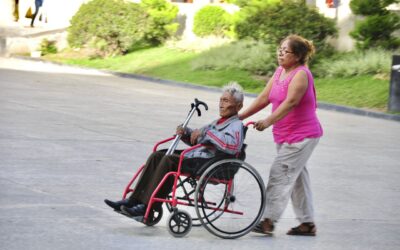El trabajo de cuidados no remunerado empobrece más a las mujeres que a los hombres
