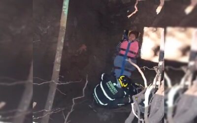 Mujer cae a socavón que se abrió en Gustavo A. Madero mientras ella caminaba