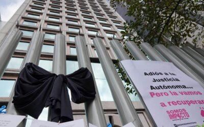 Trabajadores retiran logo del Consejo de la Judicatura Federal ante su desaparición