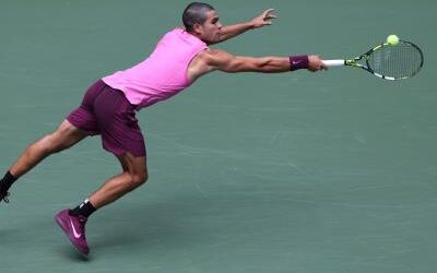 Alcaraz pasa a octavos del US Open con un susto en la rodilla