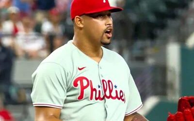 MLB: Jhoan Duran sale lesionado tras pelotazo en el pie