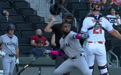 Suspenden por 10 juegos a Víctor Robles por lanzar bate a pitcher
