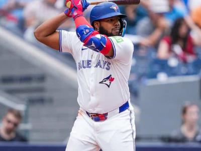 Vladimir Guerrero Jr. sale lesionado en derrota ante los Piratas