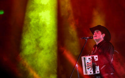 Torreón se rinde al acordeón de Alfredo Olivas en una noche de brindis y éxitos