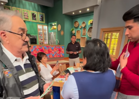 Se le olvida que estaba al aire: Pati Chapoy exhibe a conductor de Ventaneando en vivo